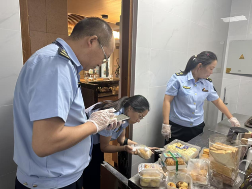 丹桂飄香迎雙節，食安守護正當時——騰沖市市場監督管理局強化餐飲管理
